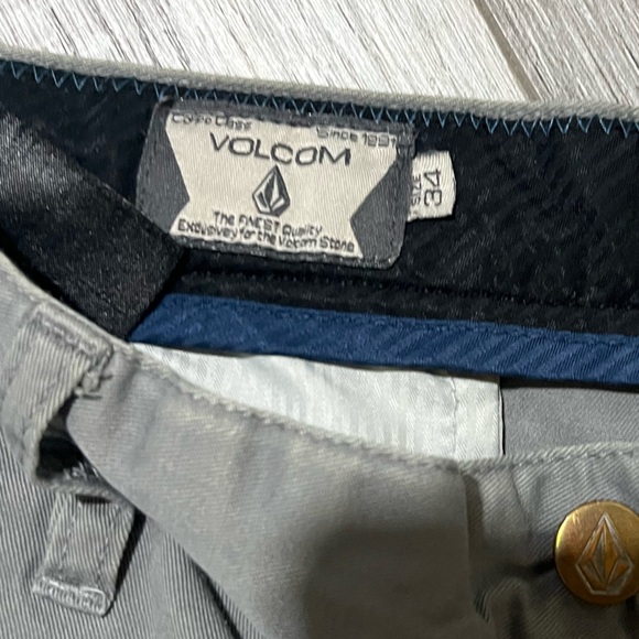Volcom shorts - Picture 2 of 3